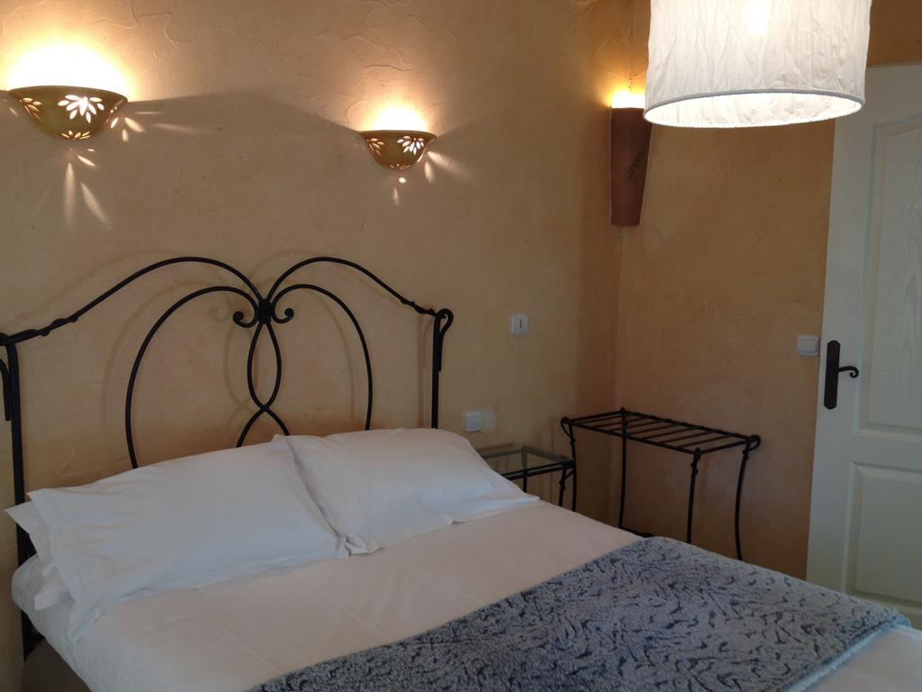 Hotel Lou Caleu Restaurant Le Rocher Des Abeilles Saint-Martin-de-Castillon 외부 사진