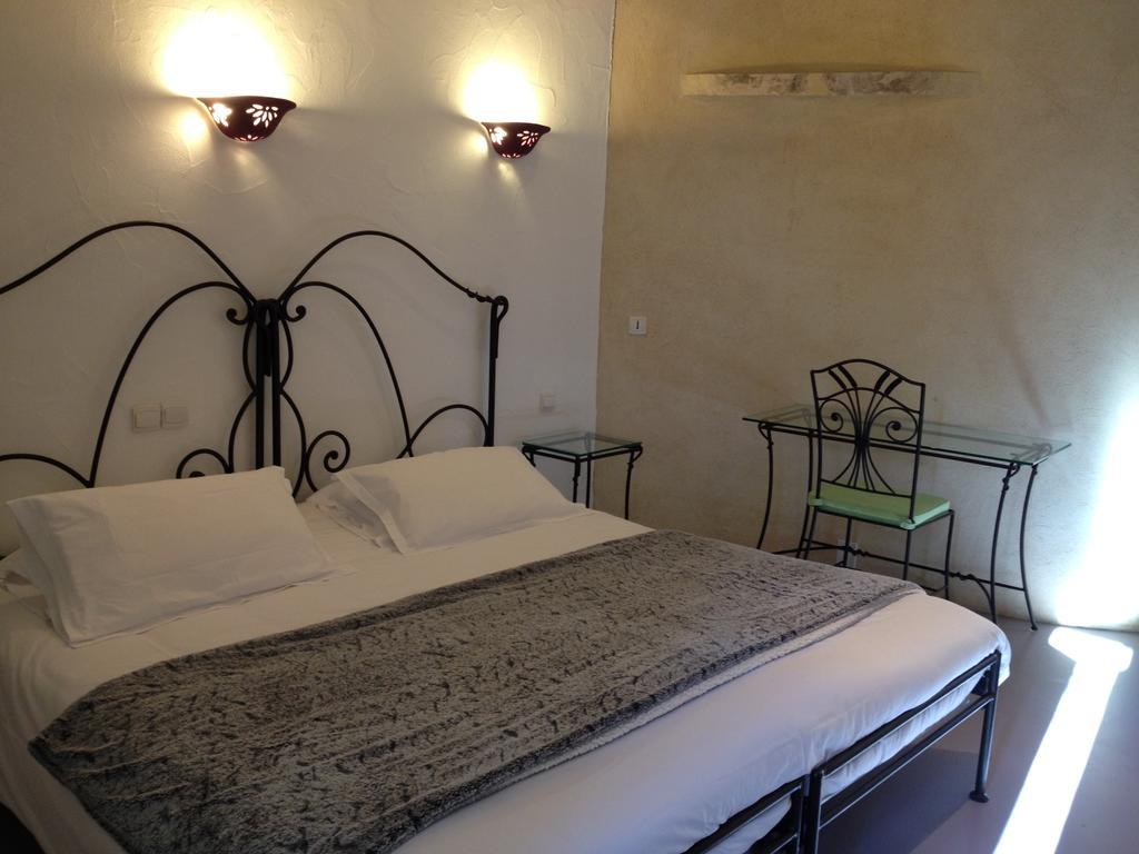 Hotel Lou Caleu Restaurant Le Rocher Des Abeilles Saint-Martin-de-Castillon 객실 사진