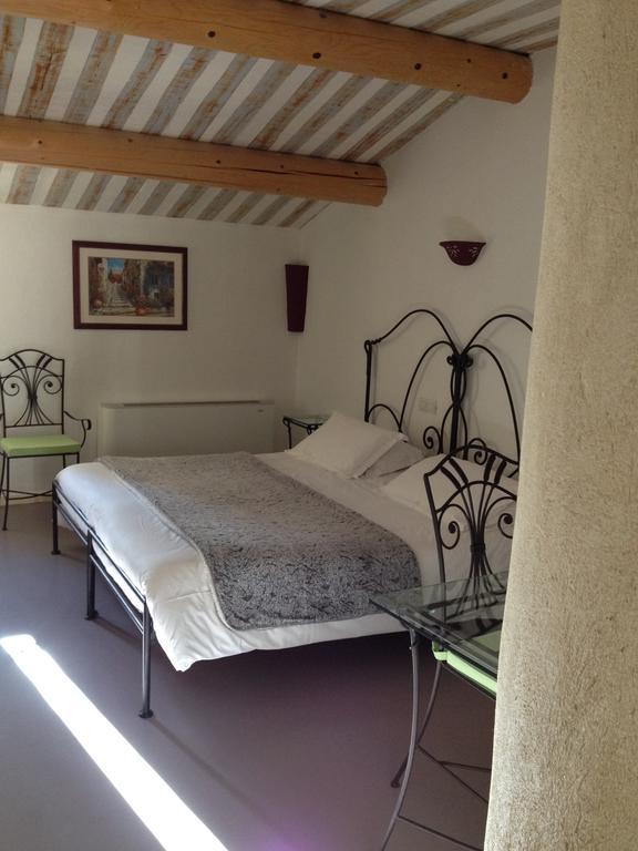 Hotel Lou Caleu Restaurant Le Rocher Des Abeilles Saint-Martin-de-Castillon 객실 사진
