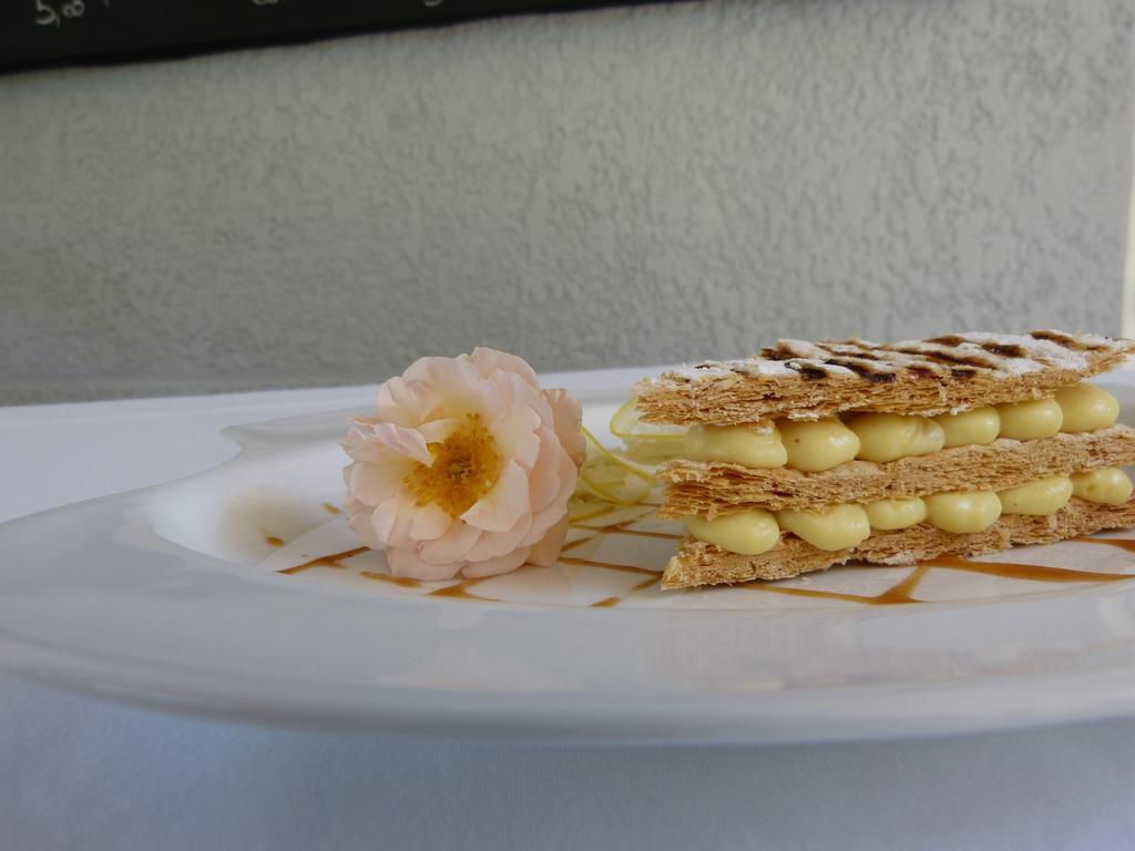 Hotel Lou Caleu Restaurant Le Rocher Des Abeilles Saint-Martin-de-Castillon 외부 사진